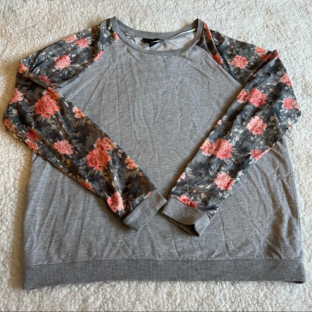 ✨Bundle 10 for $20 🏷 | 🌸 Floral Crewneck Sweatshirt